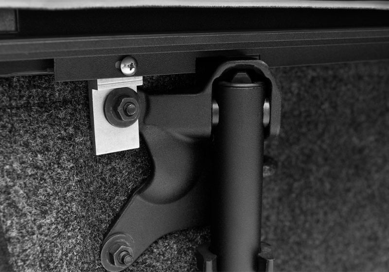 Roll-N-Lock 2019 Chevrolet Silverado 1500 60.5in Bed M-Series Retractable Tonneau Cover - Image 7